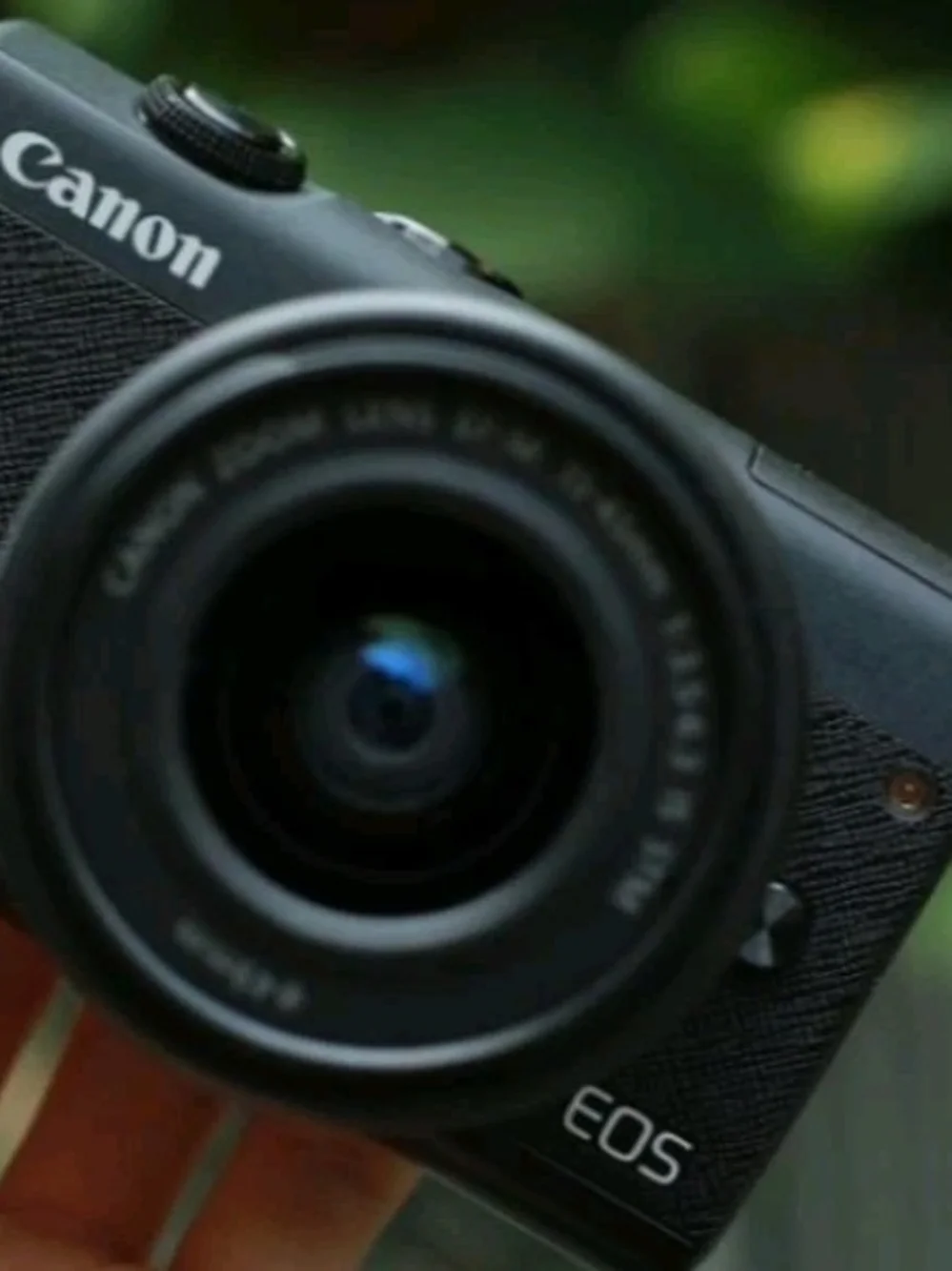 Canon black mirrorless